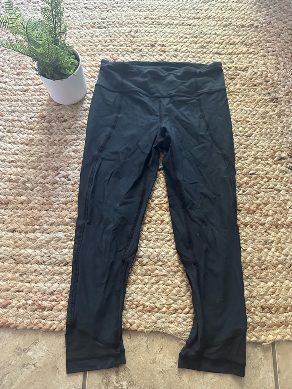 BLACK LULULEMON CAPRI LEGGINGS